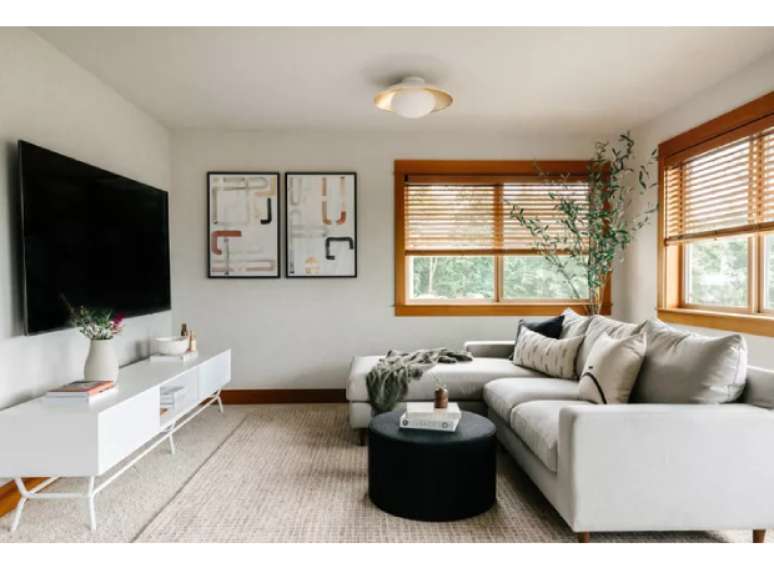 Modifique o layout começando pelo sofá: posicione-o na parede mais larga e depois vá inserindo os demais móveis e acessórios