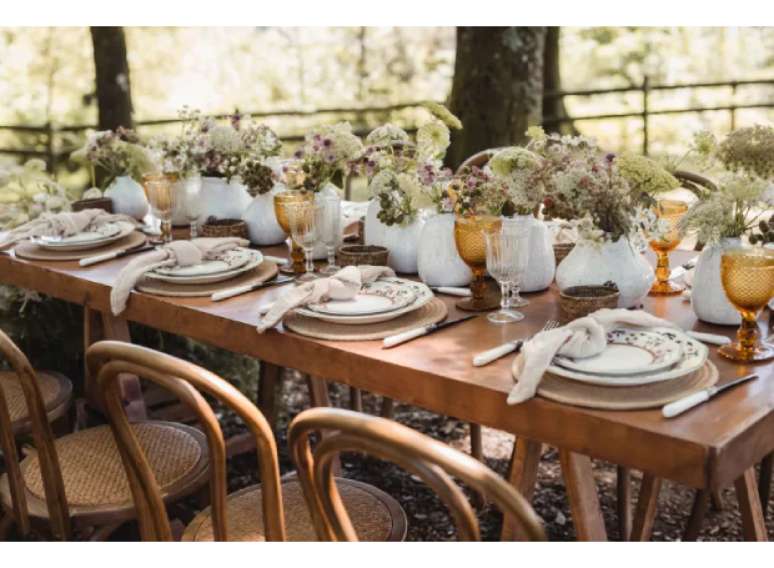 Opte por uma mesa de madeira r&uacute;stica