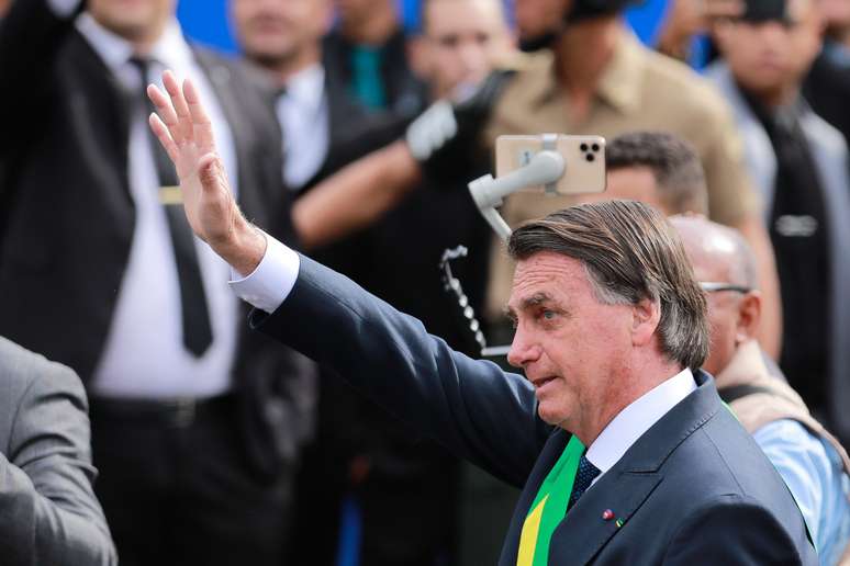 Campanha de Bolsonaro recebe 300 mil doações em PIX após filho de presidente pedir dinheiro