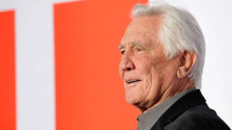 O ator George Lazenby foi acusado de fazer comentários homofóbicos e misóginos em uma apresentação