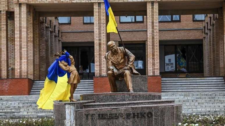 Ukrainian flags were placed on statues in a square in Balakliya, in the Kharkiv region of Ukraine