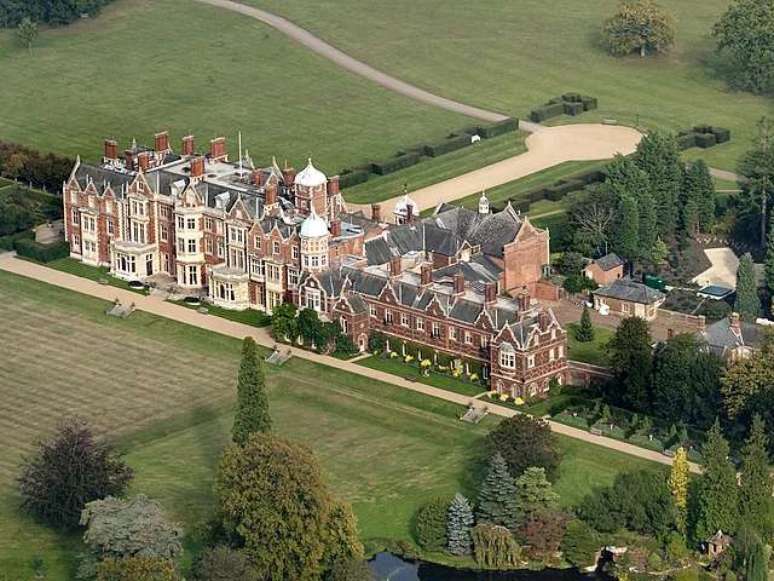 Outra propriedade pessoal da família real é a Casa de Sandringham, em Norfolk. Construída entre 1870 e 1892, no reinado de Eduardo VII, é considerada a "casa de campo" da família.