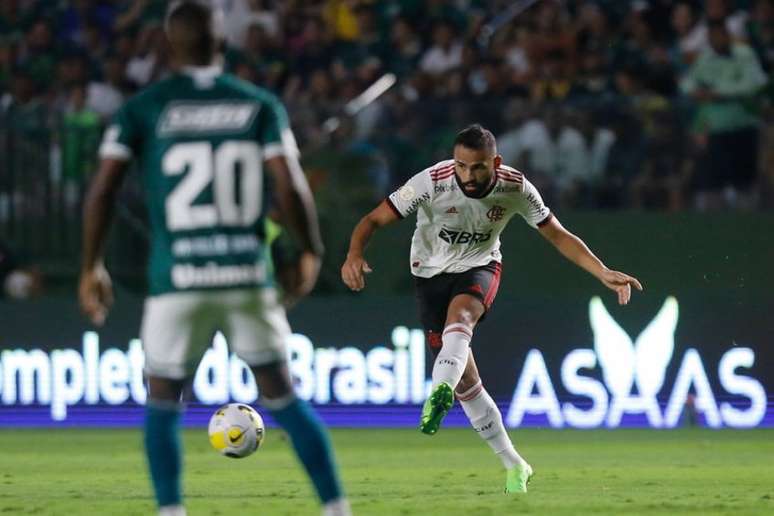 O meia Thiago Maia durante a partida entre Flamengo e Goiás, na Serrinha (Foto: Gilvan de Souza/Flamengo)