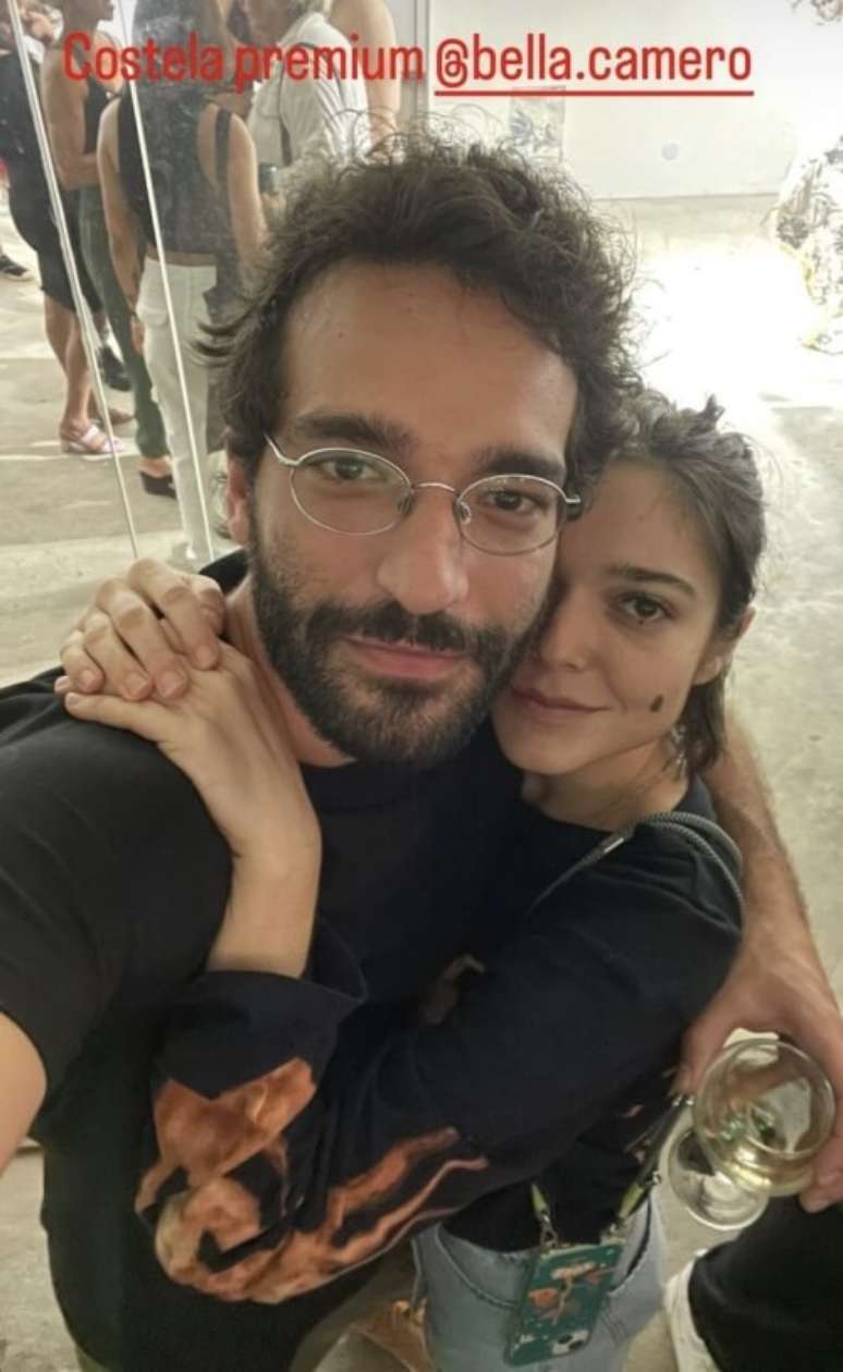 Humberto Carrão posta foto abraçado com Bella Camero –