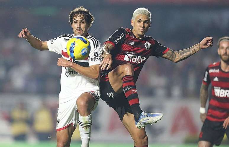 Igor Gomes disputa bola com Pedro, do Flamengo, no duelo entre as equipes (Foto: Paulo Pinto/São Paulo FC)