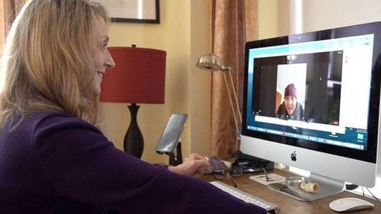 Kathy Seckler e sua g&ecirc;mea id&ecirc;ntica Lori Pritzl t&ecirc;m um relacionamento de afeto, ainda que &agrave;s vezes dif&iacute;cil, depois de terem sido separadas no nascimento e reunidas quando eram adolescentes