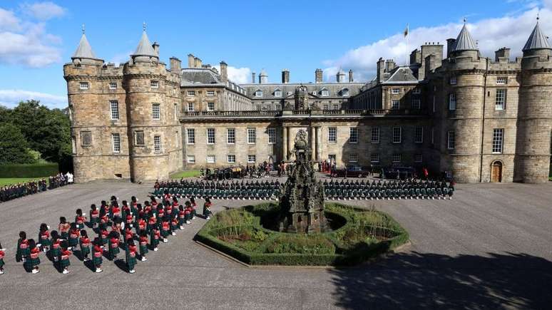 Caixão deixou o palácio de Holyroodhouse em direção à catedral de St. Giles