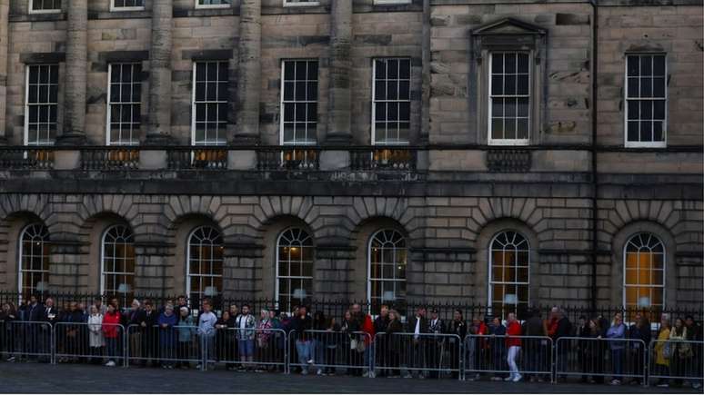 Fila em volta da catedral de St. Giles