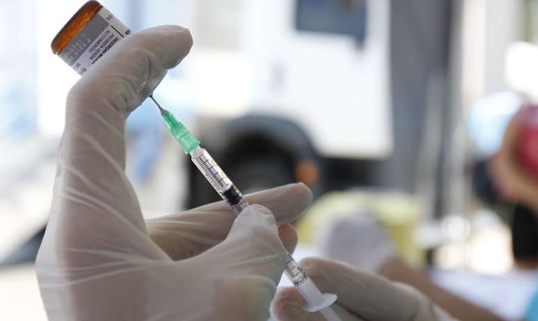 A vacina para crianças entre 6 meses e 4 anos de idade tem dosagem e composição diferentes daquelas utilizadas para as faixas etárias previamente aprovadas