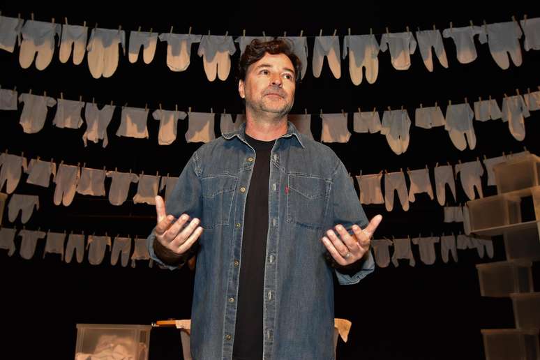 Emílio Orciollo Netto atua no monólogo 'Muito Pelo Contrário', de Antonio Prata, em cartaz até 9 de outubro no Teatro Unimed, em São Paulo