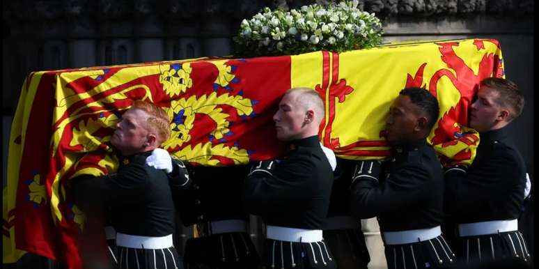 Oficiais fardados carregam o caixão com o corpo da rainha Elizabeth II para dentro de Saint Giles