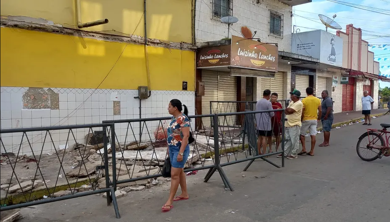 Escombros da marquise que despencou em Aliança, Pernambuco, seguiram expostos na rua durante a manhã de segunda-feira, 12