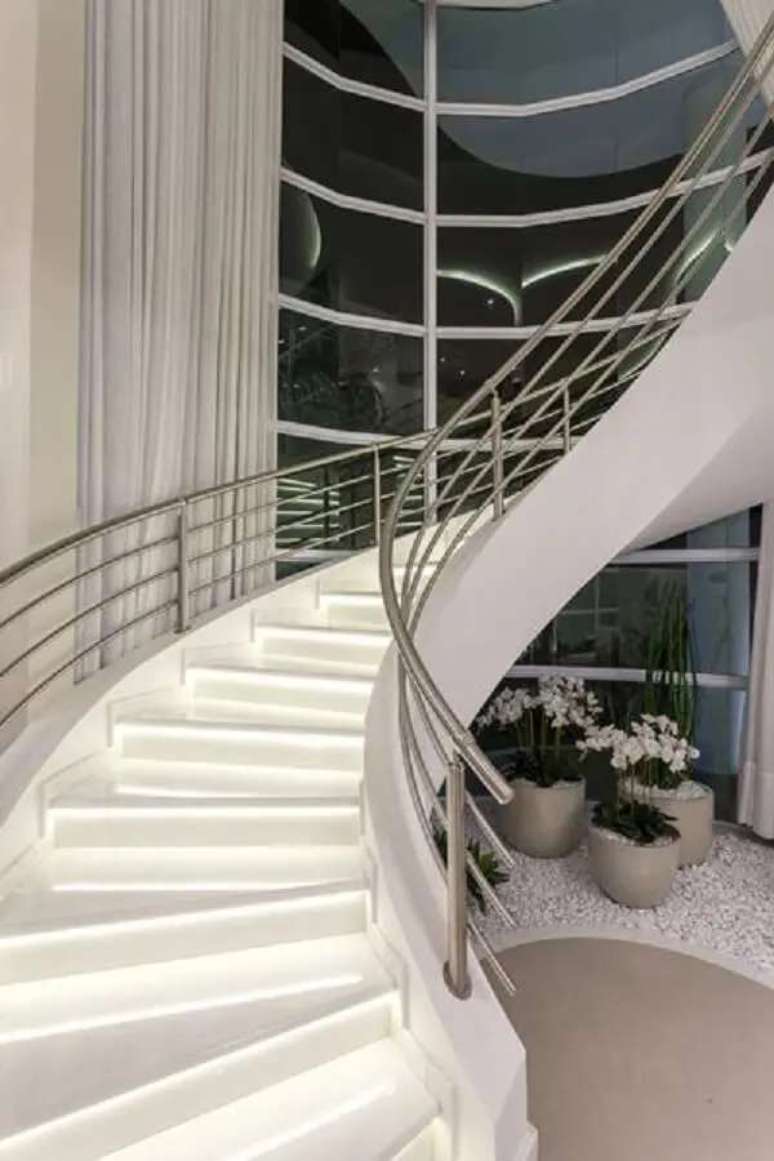 34. Jardim de inverno decorado com pedra branca para jardim. Fonte: Aquiles Nicolas K&iacute;laris