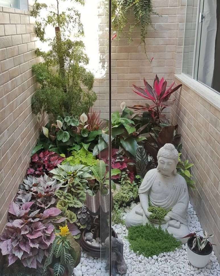 27. Cantinho zen com plantas e pedra branca para jardim. Projeto de Gael Antunes