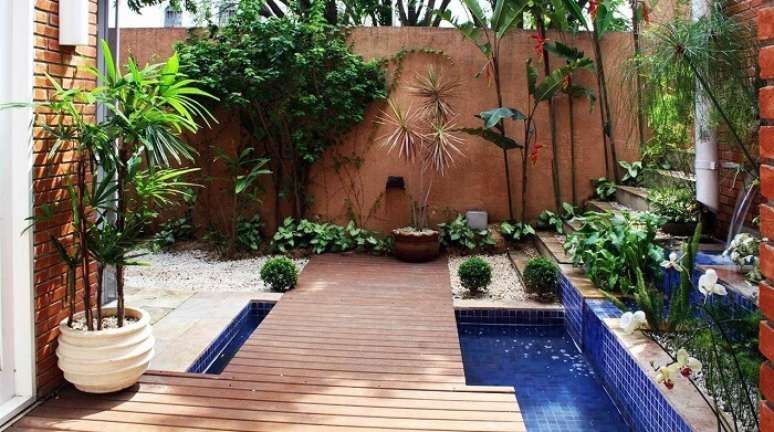 18. &Aacute;rea de lazer com piso de deck e pedra branca decorativa para jardim. Projeto de Cilene Monteiro Lupi