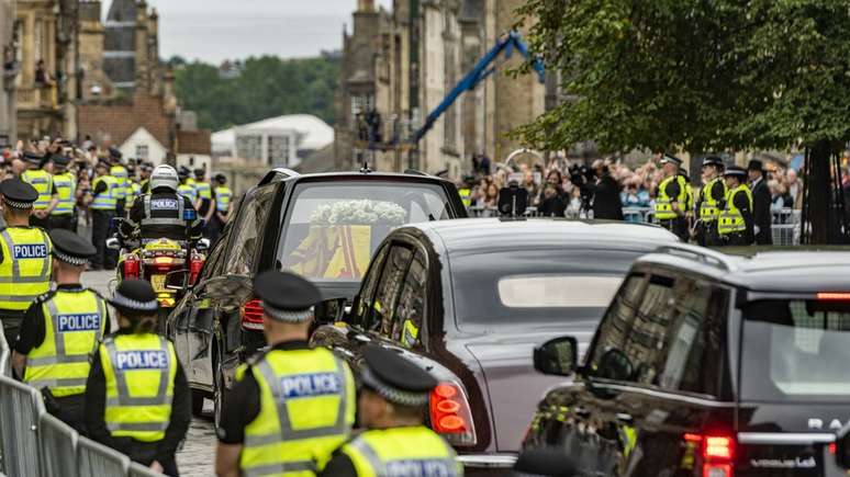 Policiais mobilizados ao longo da avenida Royal Mile, em Edimburgo, em 11 de setembro de 2022