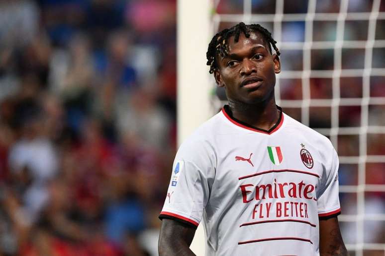 Rafael Leão entra em campo pelo Milan nesta quarta-feira (Foto: ISABELLA BONOTTO / AFP)