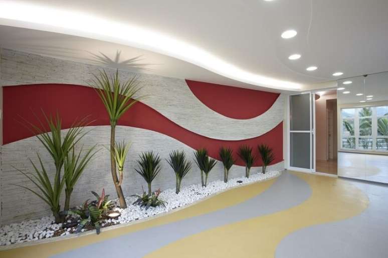 12. A pedra branca para jardim deixa o ambiente mais clean. Projeto de Aquiles Nicolas K&iacute;laris