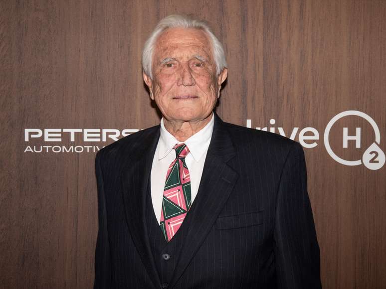 "Nunca foi minha inten&ccedil;&atilde;o fazer coment&aacute;rios ofensivos ou homof&oacute;bicos e sinto muito se minhas hist&oacute;rias que compartilhei foram interpretadas dessa maneira", escreveu