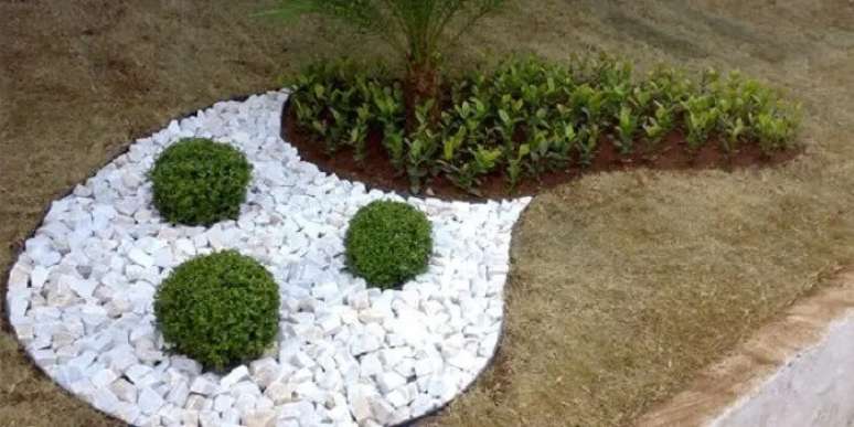 14. A pedra para jardim branca foi usada para real&ccedil;ar a vegeta&ccedil;&atilde;o do terreno. Fonte: Tudo Jardim