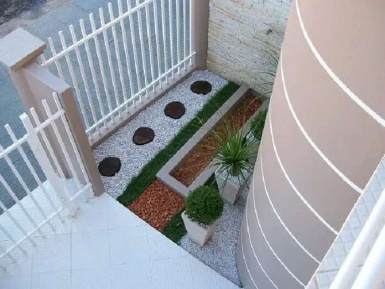 30. Em espa&ccedil;os pequenos utilizar pedra branca para jardim e vasos podem ser uma boa alternativa. Foto: Alessanara Maioli