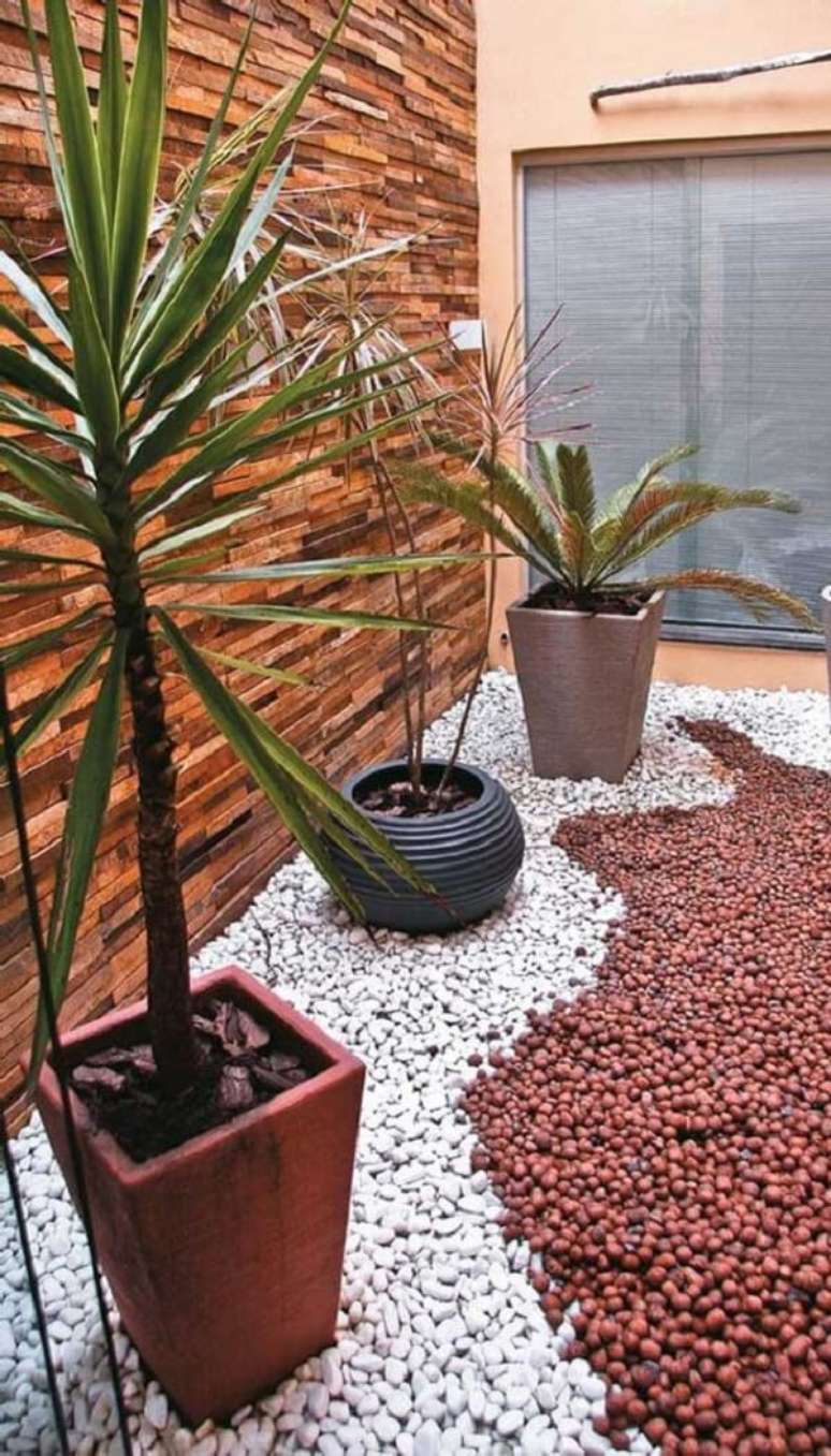 49. Vasos e decora&ccedil;&atilde;o com pedra branca para jardim. Fonte: Sua Decora&ccedil;&atilde;o