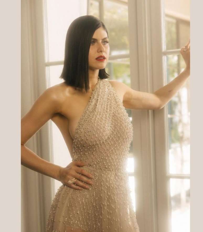 Alexandra Daddario apostou no cl&aacute;ssico batom vermelho 