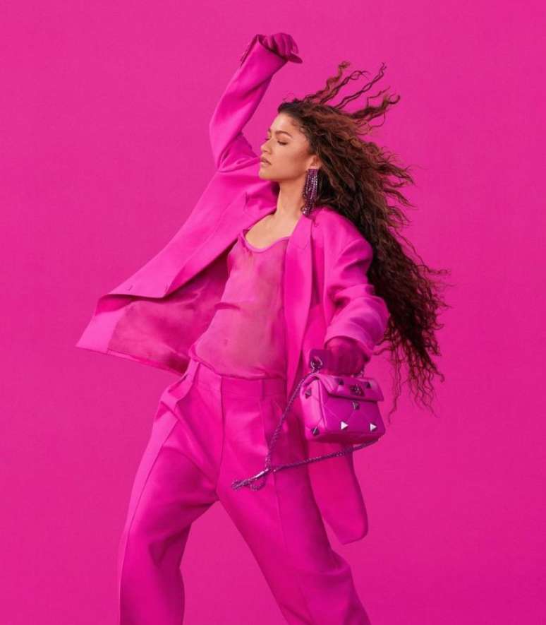 Zendaya também é adepta do barbiecore em suas produções 