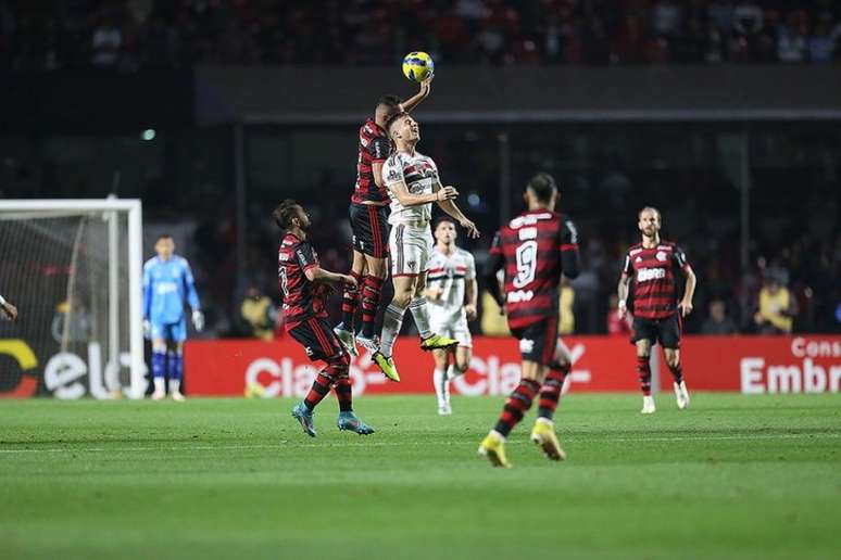 Galoppo disputa bola com flamenguistas no duelo de ida, no Morumbi (Foto: Paulo Pinto/São Paulo FC)