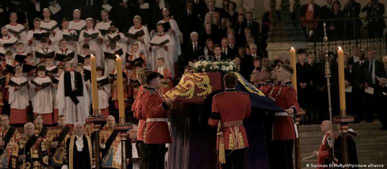 Caixão com o corpo da rainha ficará no Palácio de Westminster até segunda-feira, quando ocorre o funeral de Estado