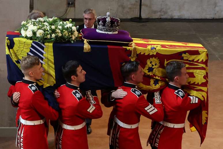 Caix&atilde;o de Elizabeth II chega ao parlamento ingl&ecirc;s 