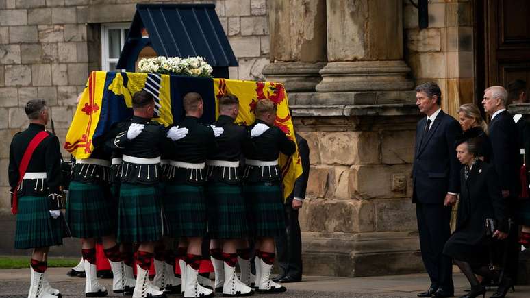 Princesa Anne faz reverência ao caixão da mãe em Edimburgo