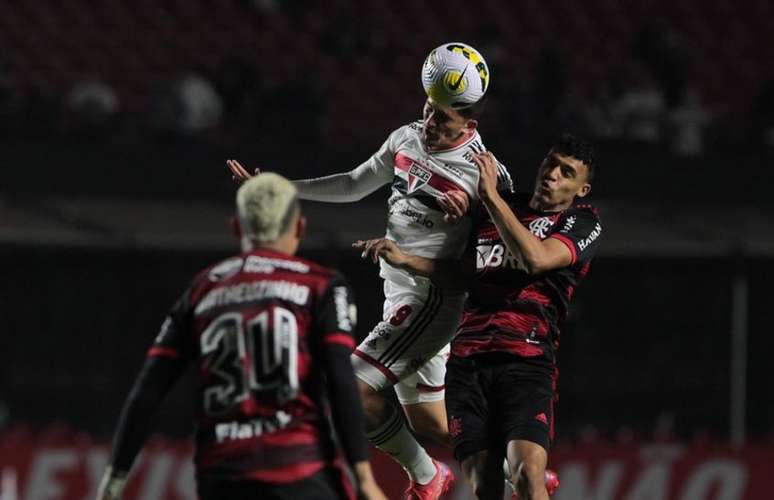 Pablo Maia disputa bola com flamenguistas no duelo na derrota na ida da semifinal (Foto: Rubens Chiri/São Paulo FC)