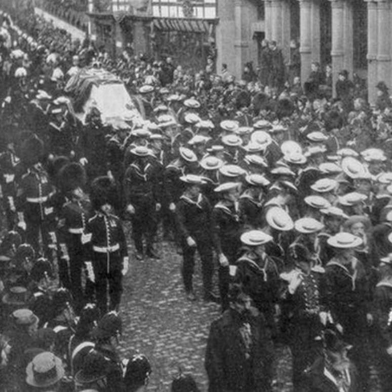 Os marinheiros da Marinha Real intervieram para salvar o funeral da rainha Vitória