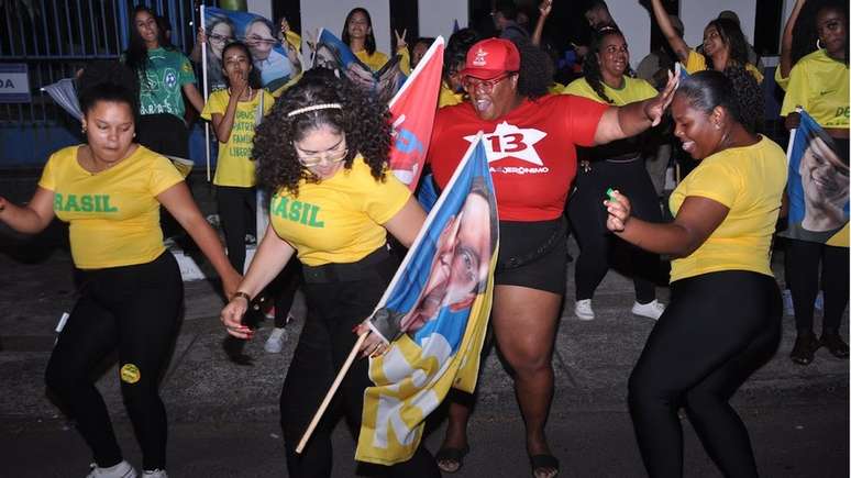 A militante pró-Lula dançou ao lado de bolsonaristas durante campanha na Bahia