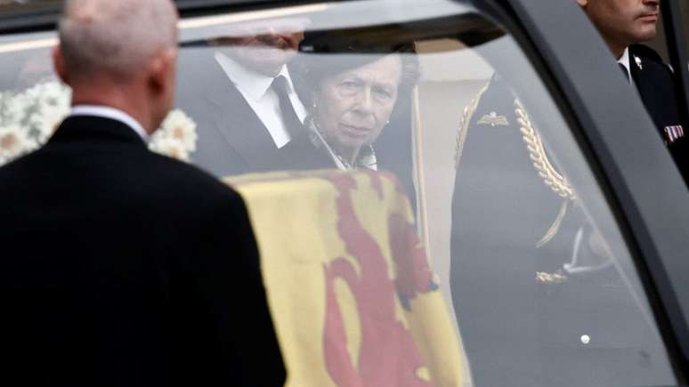 Princesa Anne observa o caixão de sua mãe