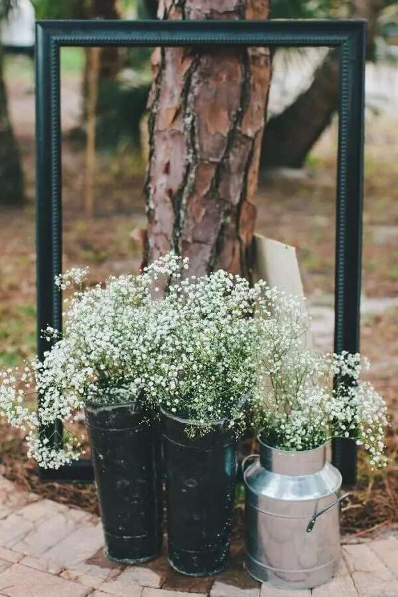 58. A decora&ccedil;&atilde;o de casamento r&uacute;stico, a planta mosquitinho ganha destaque dentro das leiteiras. Fonte: L&aacute;pis de Noiva