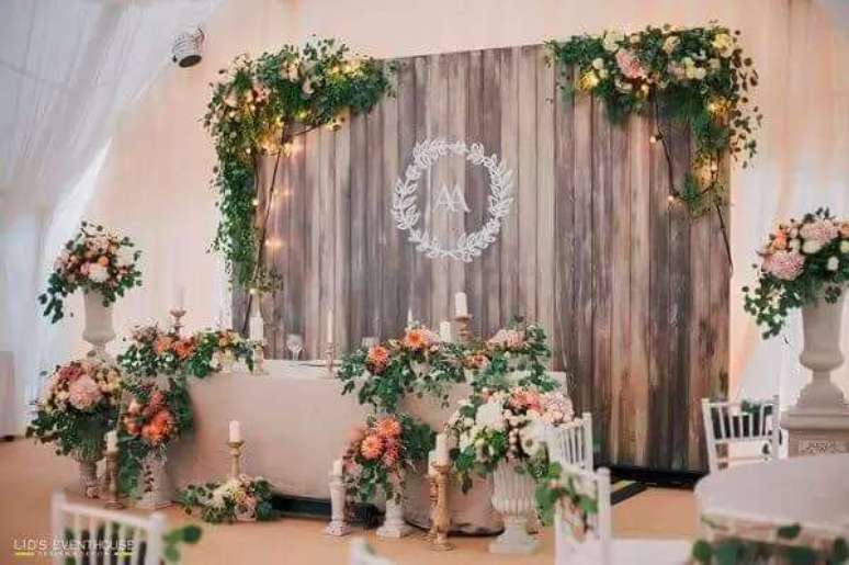 72. Na decora&ccedil;&atilde;o de casamento, o painel do altar foi enfeitado com flores do campo. Fonte: Buffet Morenos