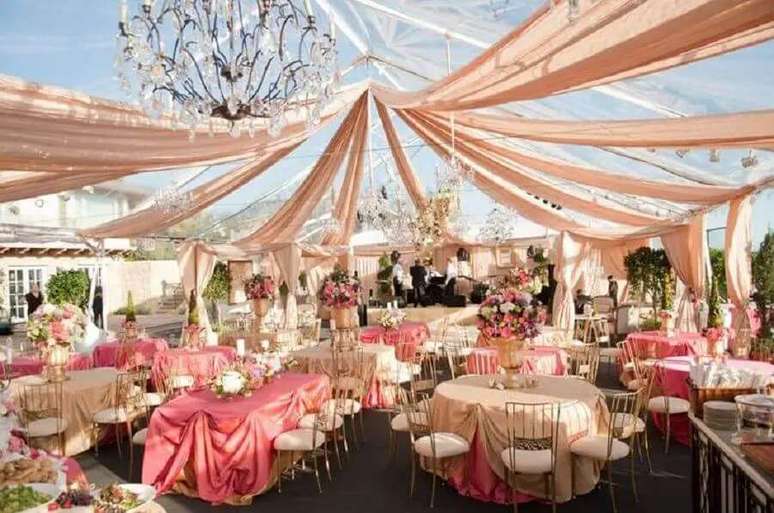 40. Decora&ccedil;&atilde;o de festa de casamento em tons de rosa para deixar o clima ainda mais rom&acirc;ntico