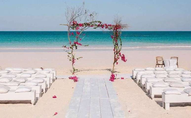 5. A decora&ccedil;&atilde;o de casamento na praia &eacute; uma das mais pedidas devido sua beleza e romantismo &ndash; Foto: Kallima Photography
