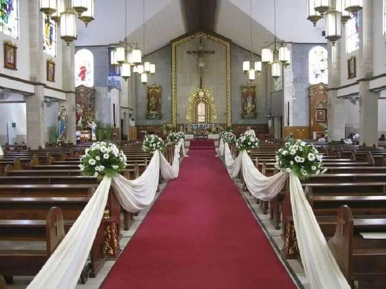 52. Simples decora&ccedil;&atilde;o de igreja para casamento com flores brancas