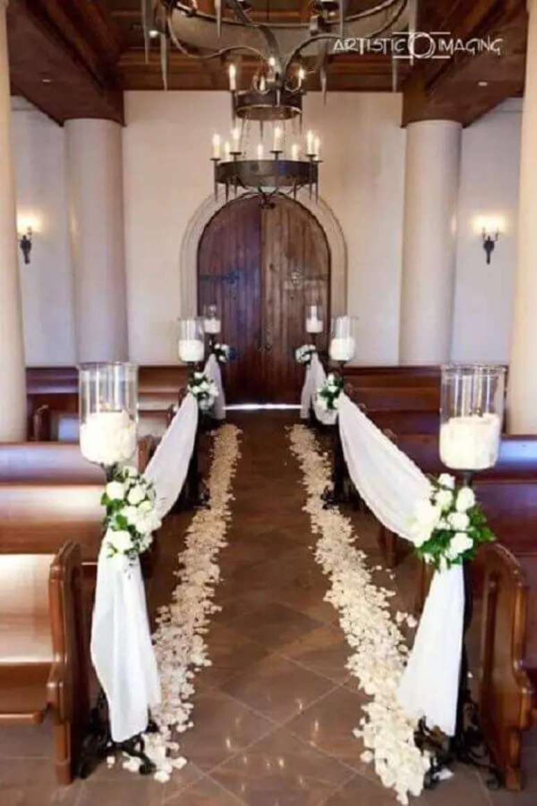 20. Decora&ccedil;&atilde;o de igreja para casamento no estilo r&uacute;stico