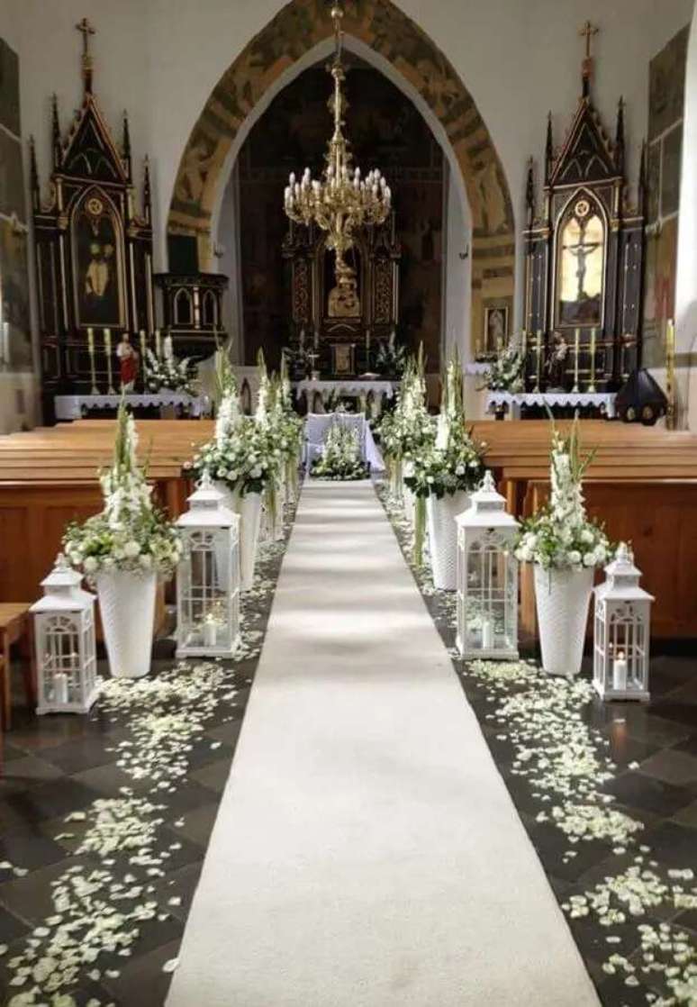 53. Essa inspira&ccedil;&atilde;o de decora&ccedil;&atilde;o de igreja para casamento ficou lind&iacute;ssima e super delicada