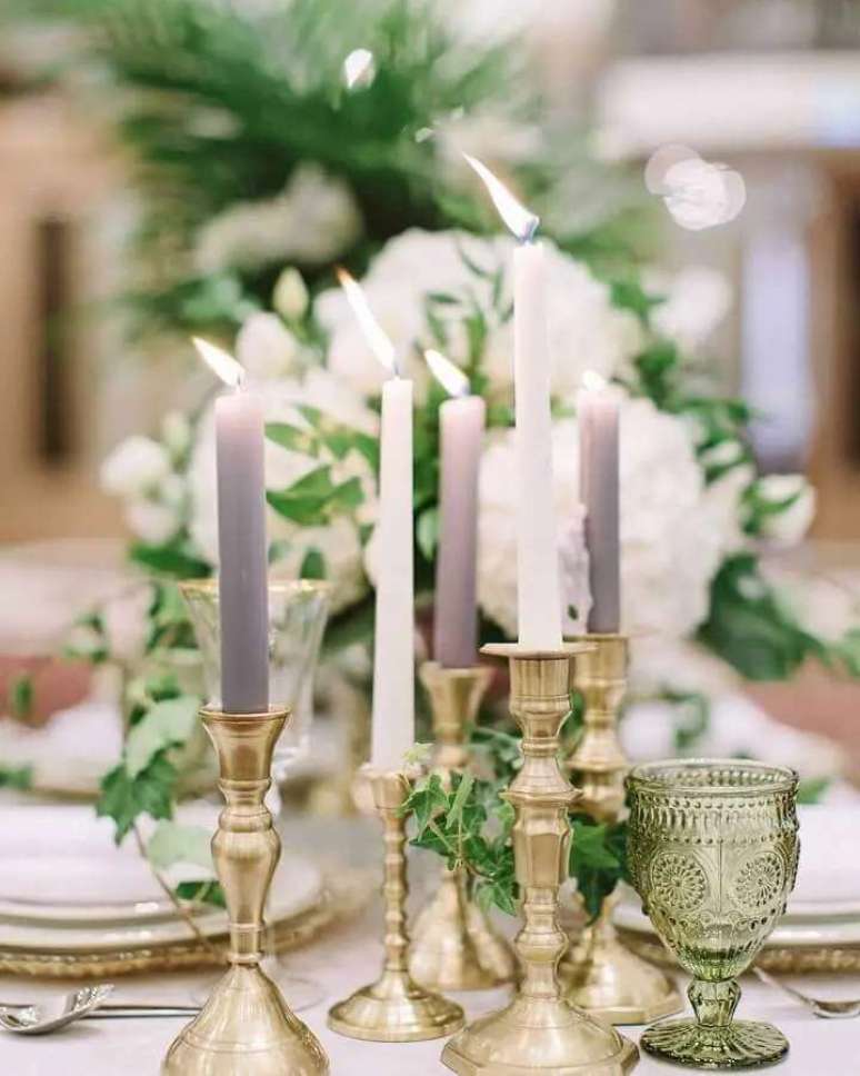51. Decora&ccedil;&atilde;o de mesa de casamento com velas e casti&ccedil;ais dourados