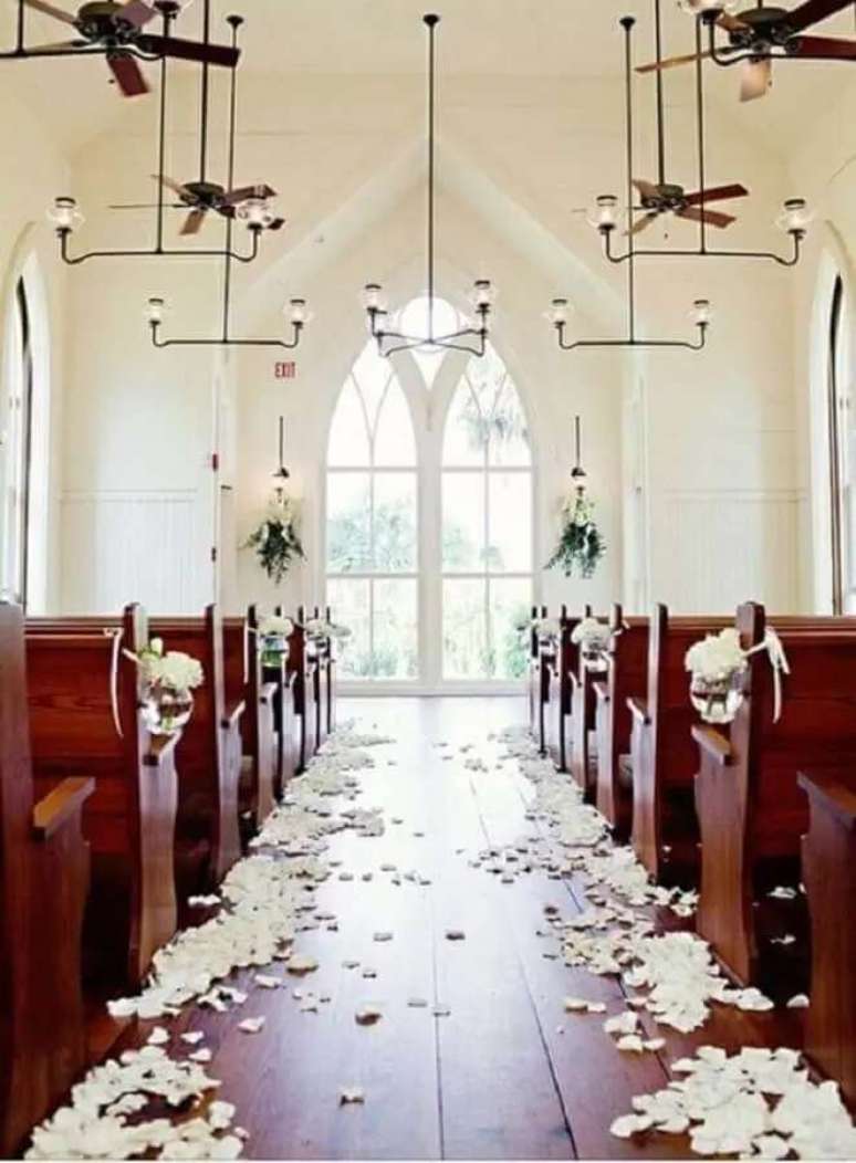 35. A decora&ccedil;&atilde;o de igreja para casamento com detalhes simples e r&uacute;sticos fica super rom&acirc;ntica