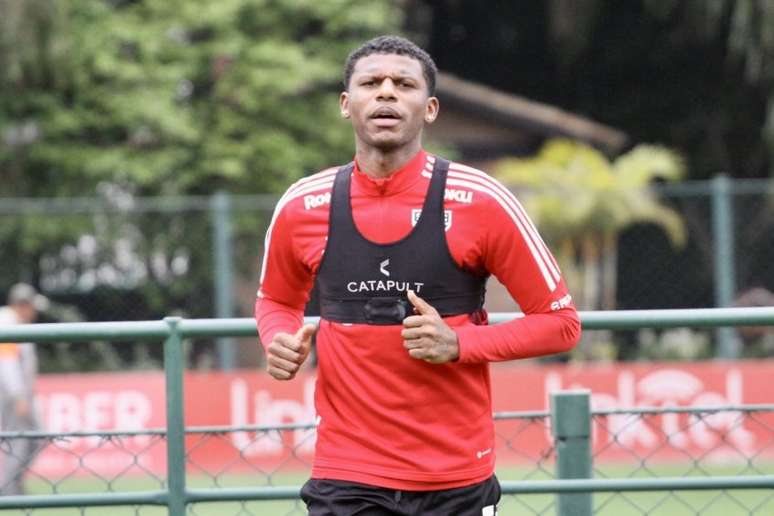 Arboleda durante treino do Tricolor na manhã desta quinta, no CT da Barra Funda (Foto: Divulgação)