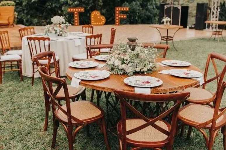 59. Na decora&ccedil;&atilde;o de casamento as toalhas n&atilde;o cobrem todas as mesas. Fonte: Blog Guia Casar Bem