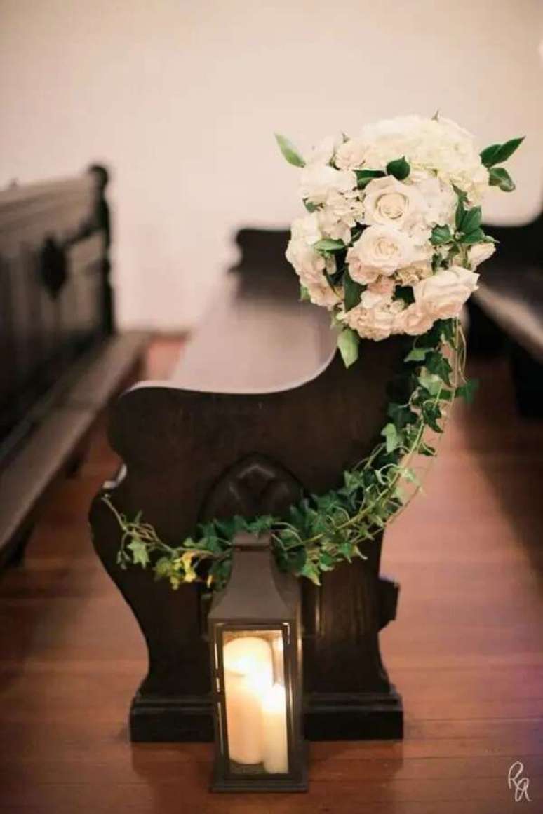 25. A simplicidade e romantismo est&atilde;o presentes nessa decora&ccedil;&atilde;o de igreja para casamento