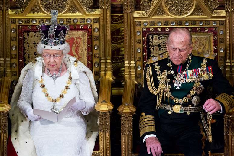 A Rainha Elizabeth 2ª, com o Príncipe Philip ao seu lado, usando a coroa na sessão de Abertura do Parlamento em 2016