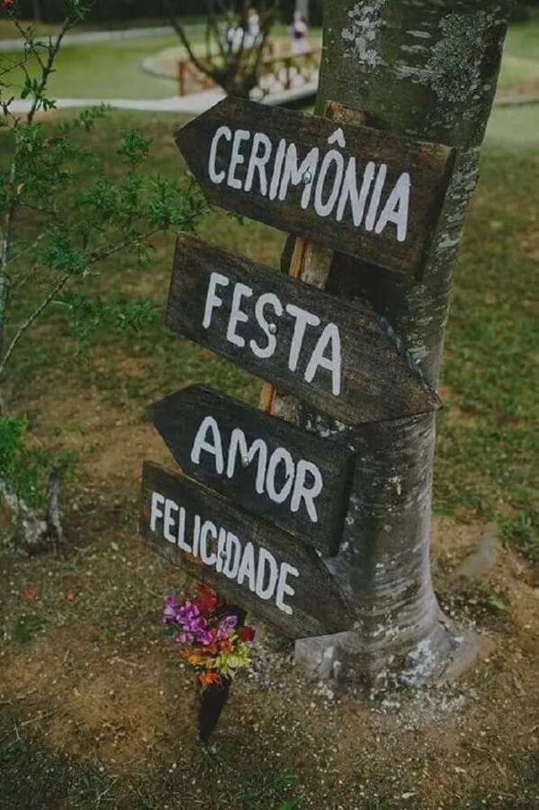 15. Decora&ccedil;&atilde;o de festa de casamento divertida com plaquinhas indicativas